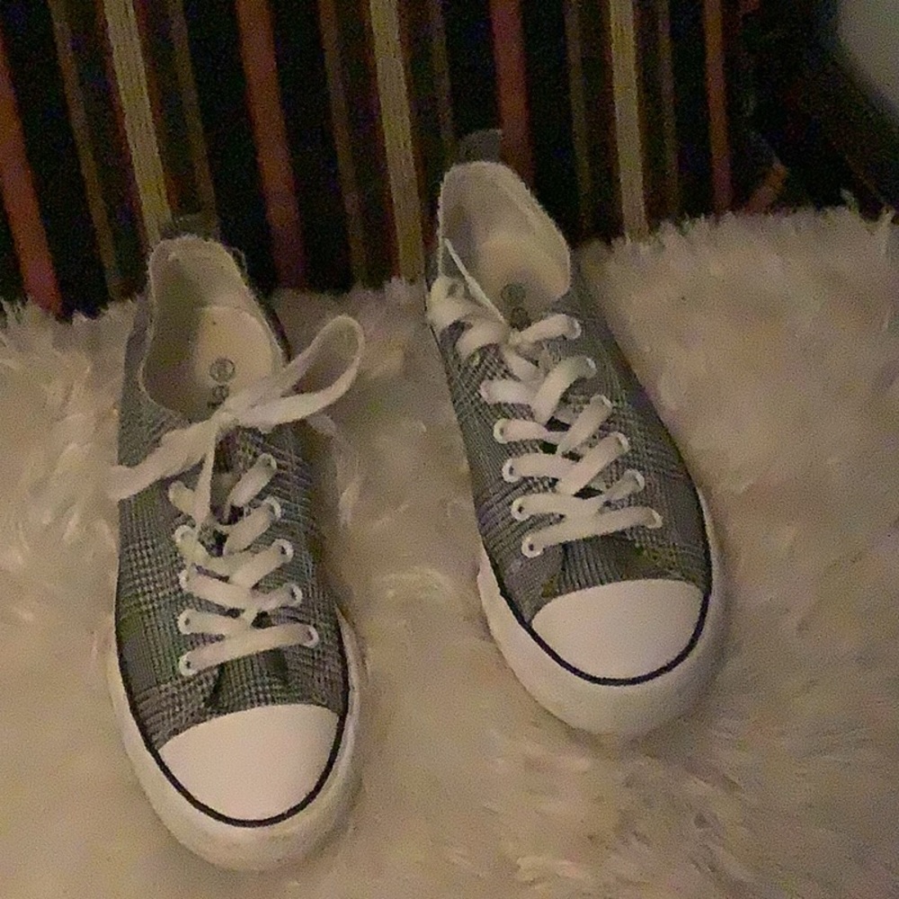 Sneakers - Picture 7 of 8